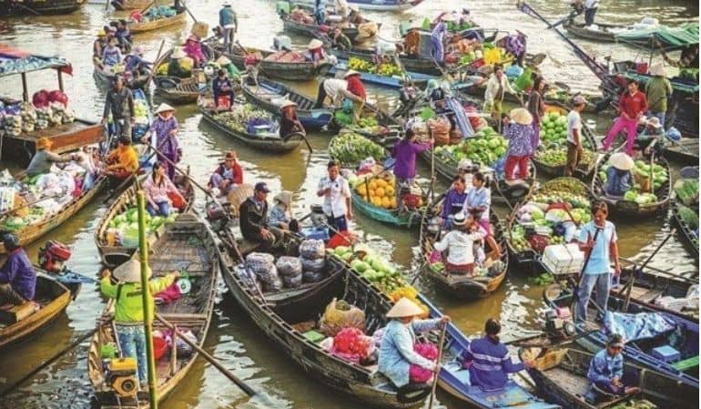floating market in can tho, vietnam