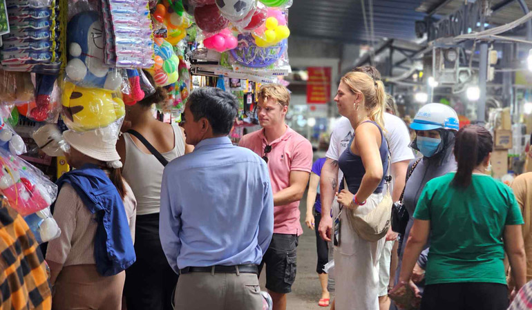 Tourists explore Dong Ba market