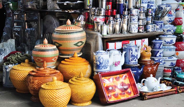 Variety of handicrafts in Dong Ba Market